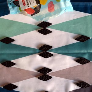 Salmiakkimakeiset suihkuverholla, jossa ei näy auringon valoa.