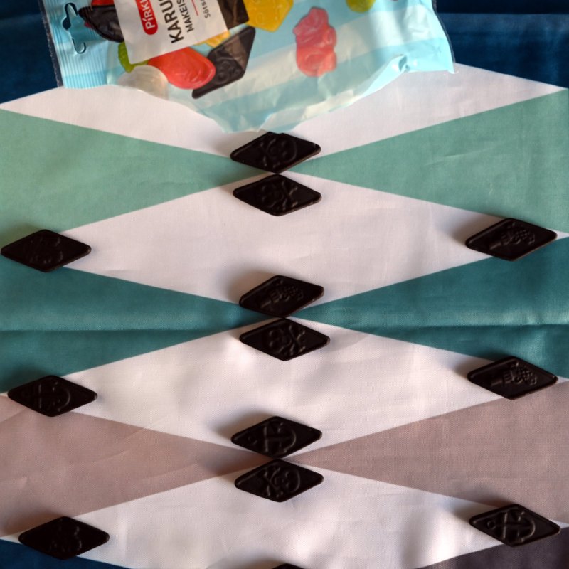 Salmiakkimakeiset suihkuverholla, jossa ei näy auringon valoa.